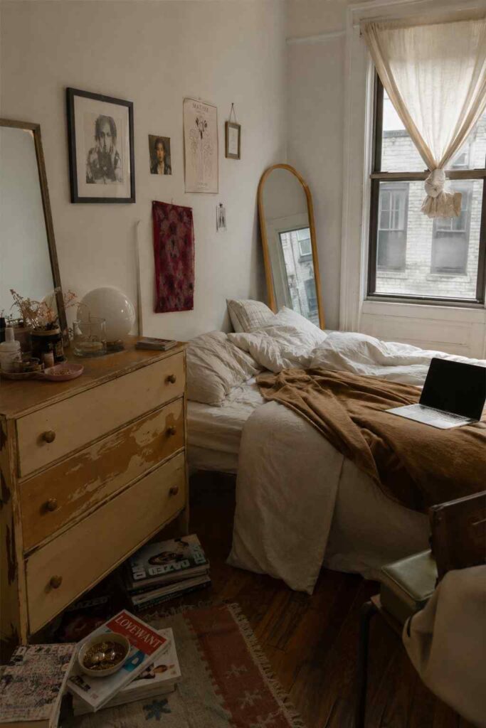 17 Vintage Bedroom Ideas That Feel Cozy, Elegant & Timeless 12 cozy artistic apartment bedroom vintage style.jpg